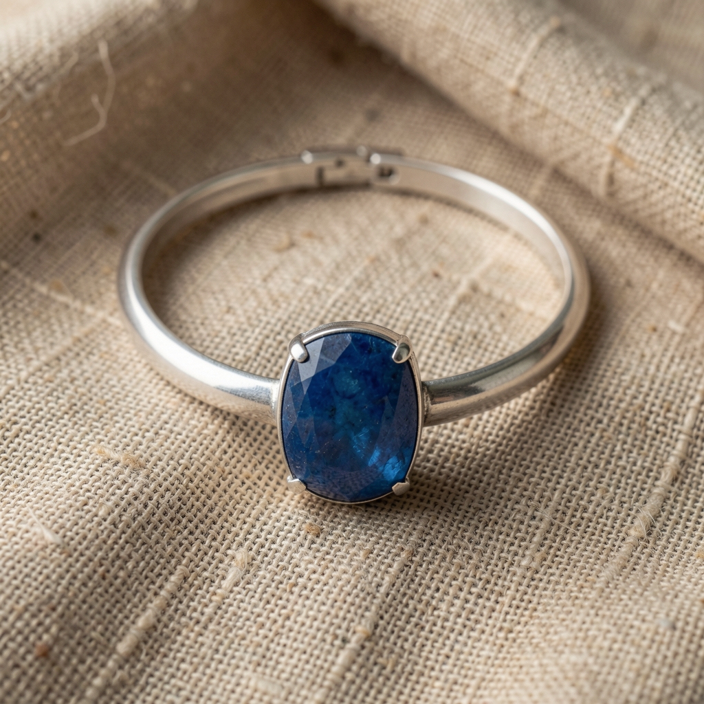 Collar de plata con piedra azul sobre tela de lino natural